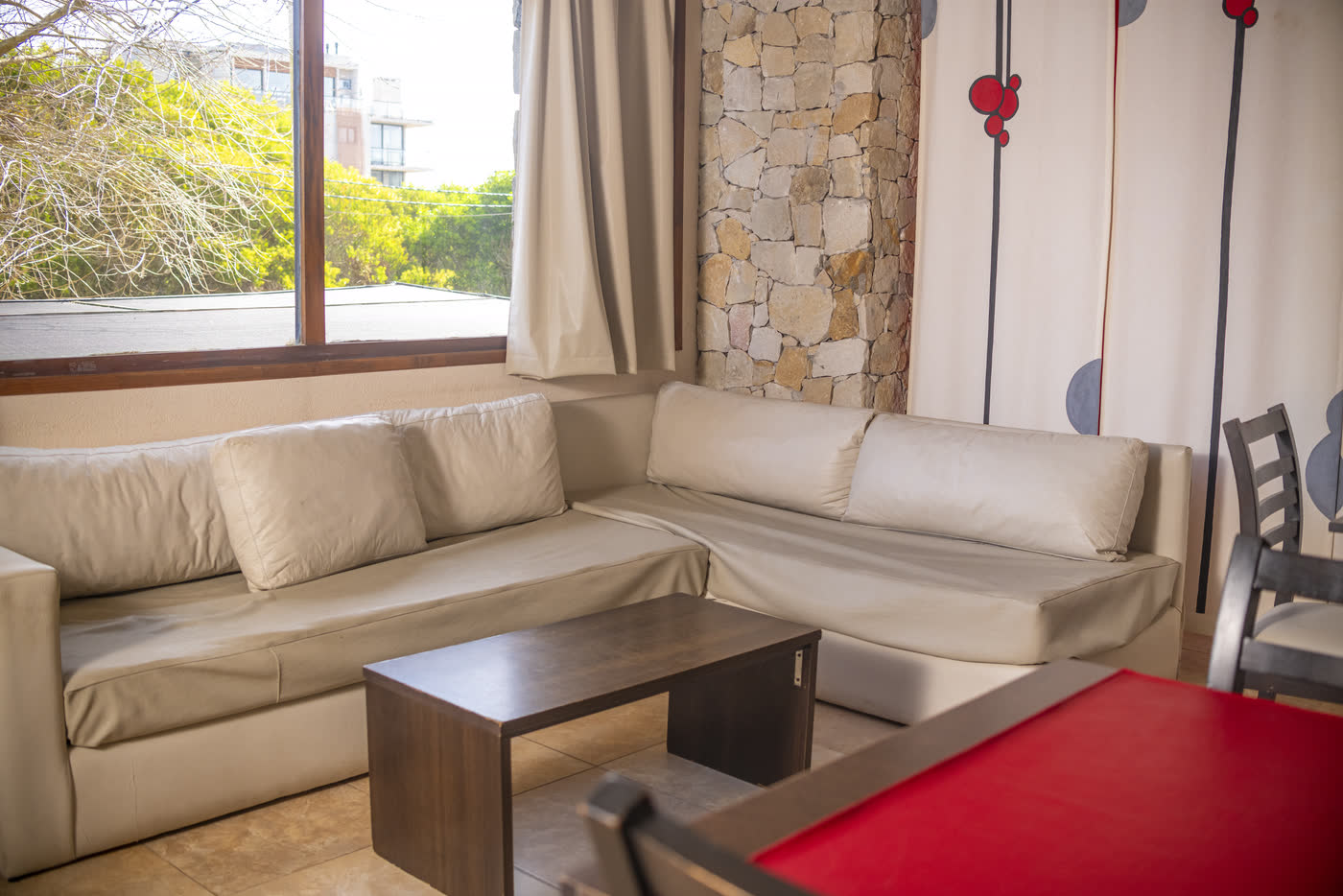 El living de la confitería, con sus sillones