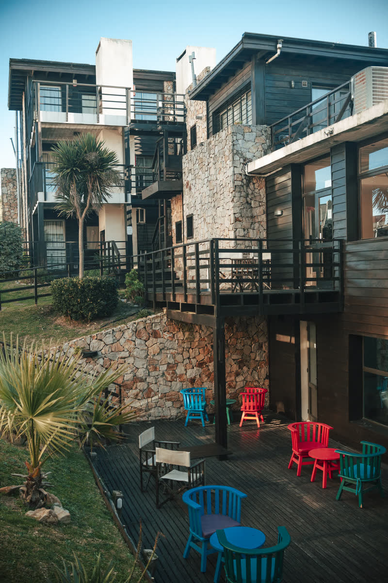 El deck, con el jardín