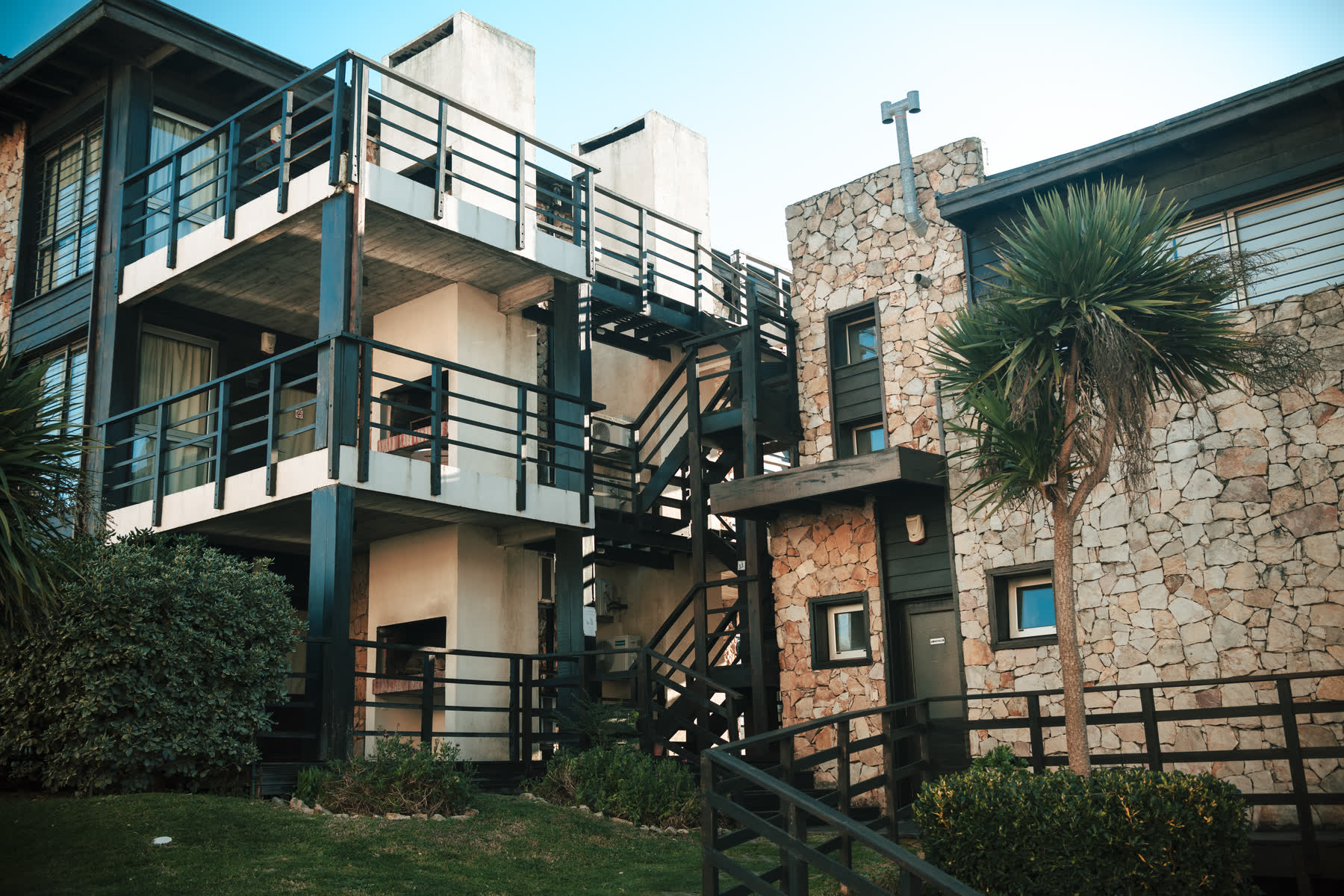 La fachada del complejo, con sus balcones