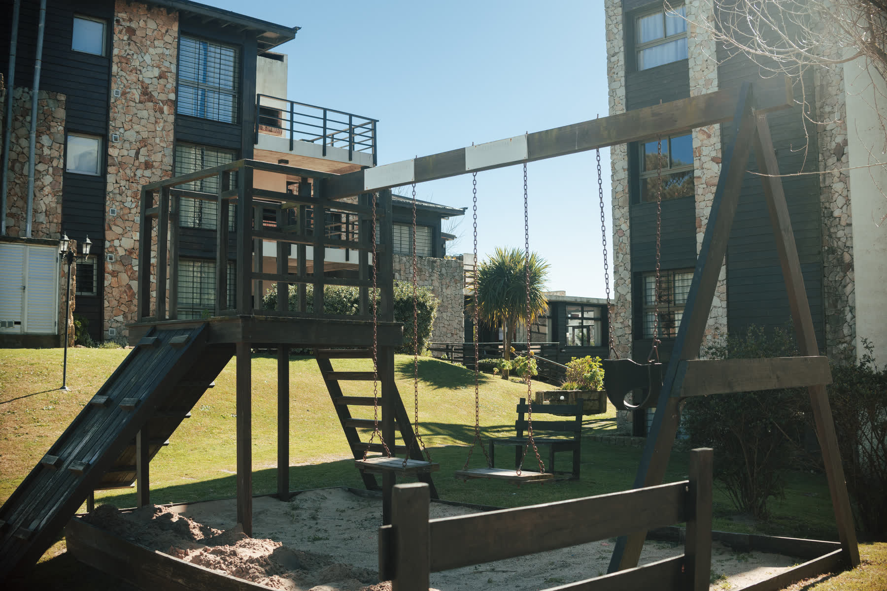 El jardín del complejo, con el edificio al fondo