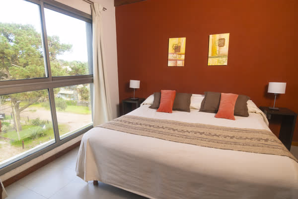 Luxury Apart — dormitorio con sommier king