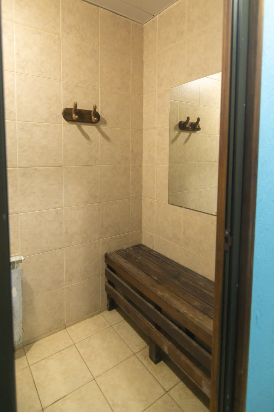 Los vestuarios, junto a la piscina