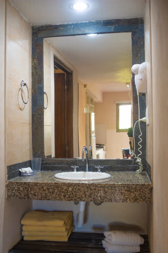 Family Apart — baño completo