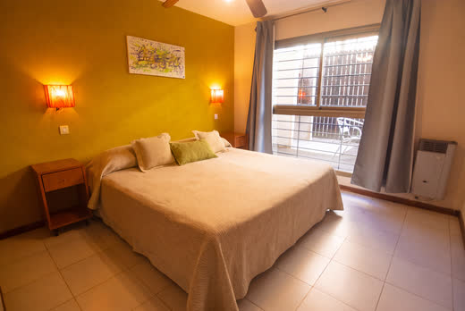 Family Apart — el dormitorio principal, desde la ventana