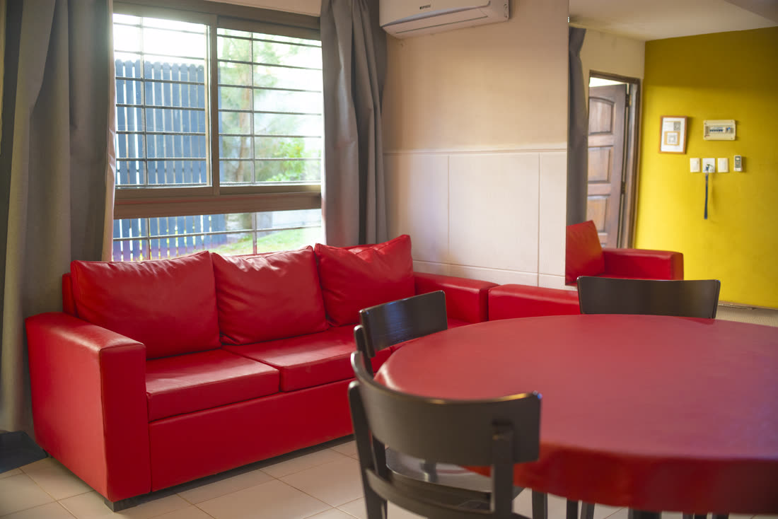 Family Apart — living comedor