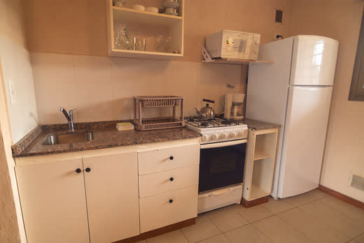 Junior Apart — la cocina, desde el comedor