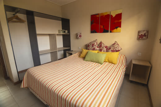 Junior Apart — el dormitorio, desde el living