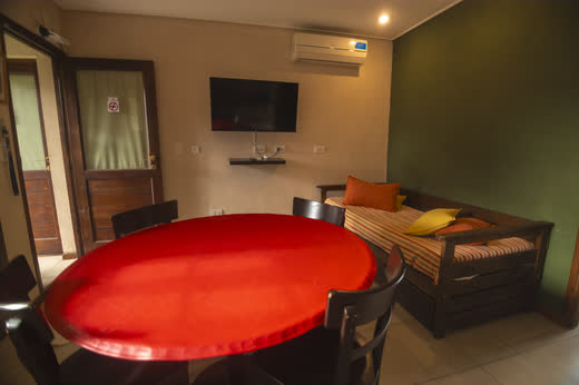 Junior Apart — el living, con la mesa y el sillón