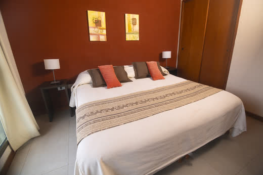 Luxury Apart — el dormitorio, desde el ventanal