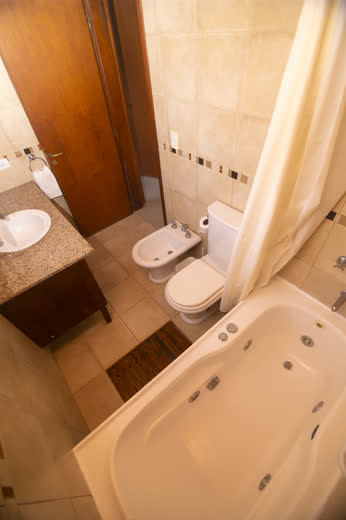 Luxury Apart — baño con hidromasaje