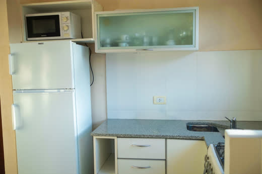 Luxury Apart II — la cocina, desde el comedor