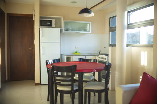 Luxury Apart II — el living comedor y la cocina