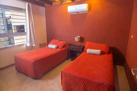 Luxury Apart II — segundo dormitorio, con dos camas de una plaza