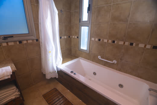 Luxury Apart II — baño con hidromasaje