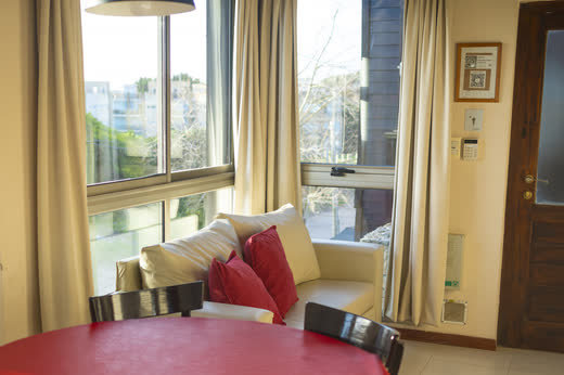 Luxury Apart II — la mesa, junto al ventanal