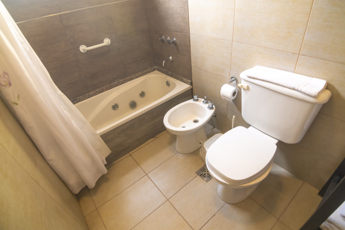 Suite Superior — baño con hidromasaje